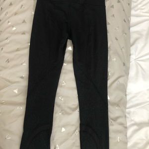 I am selling these super cute capri leggings from Lululemon!